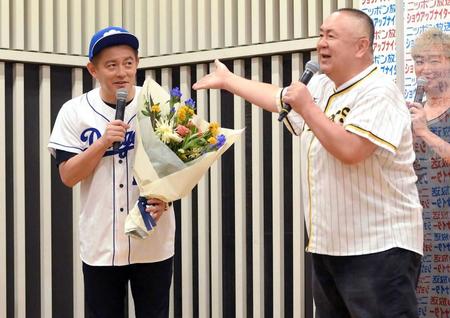 　松村邦洋（右）から再婚を祝福されるスピードワゴン・井戸田潤（撮影・堀内翔）