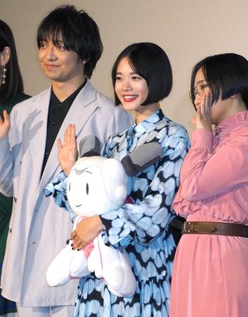 　完成披露試写会で笑顔を見せる（左から）三浦大知、杉咲花、悠木碧