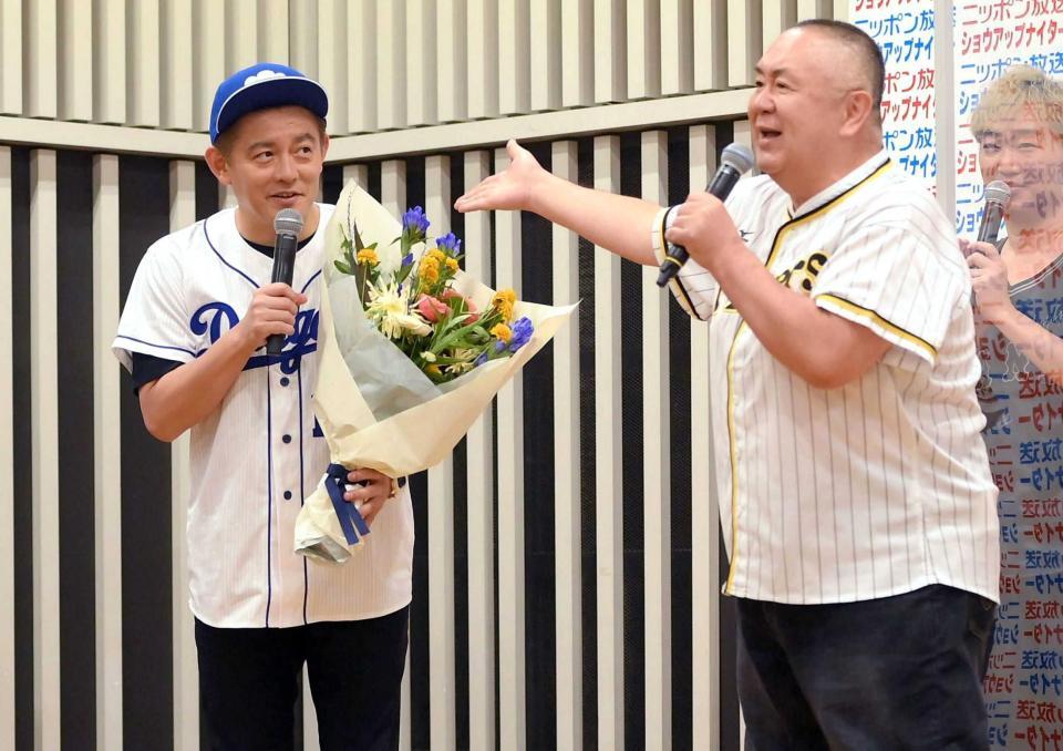 　松村邦洋（右）から再婚を祝福されるスピードワゴン・井戸田潤（撮影・堀内翔）