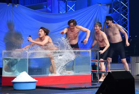 　次々に熱湯風呂に入る（左から）白川裕二郎、酒井一圭、後上翔太、小田井涼平＝都内（撮影・出月俊成）