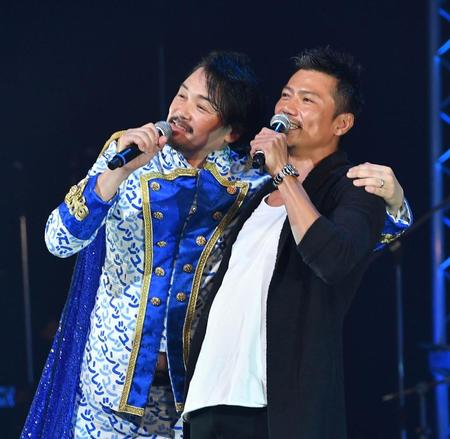 　小田井涼平（左）と肩を組んで歌う新メンバーの岩永洋昭＝都内（撮影・出月俊成）