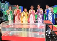 　熱湯風呂を前にポーズを決める（左から）後上翔太、白川裕二郎、寺門ジモン、肥後克広、酒井一圭、小田井涼平＝都内（撮影・出月俊成）