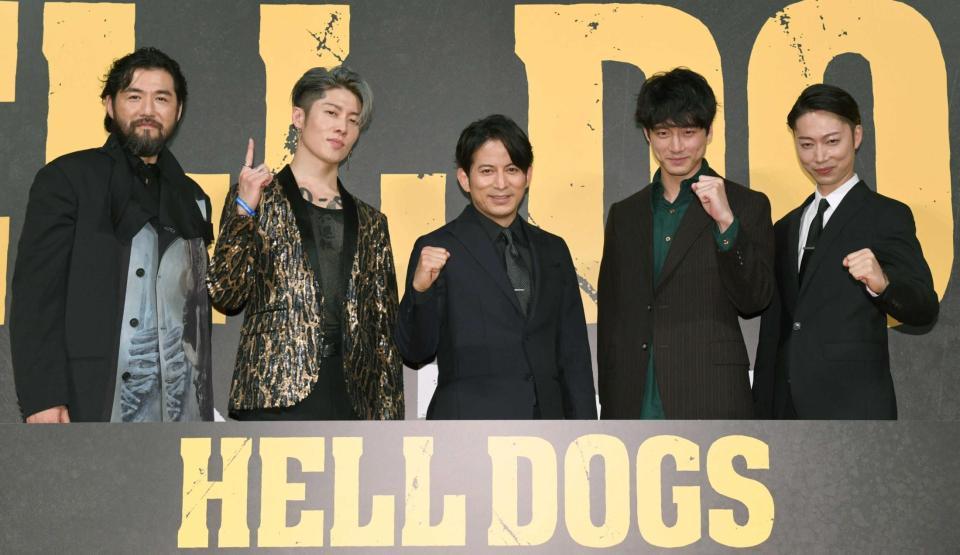 　ポーズを決める（左から）吉原光夫、ＭＩＹＡＶＩ、岡田准一、坂口健太郎、金田哲（撮影・棚橋慶太）