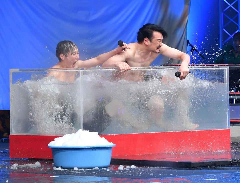 　熱湯風呂に入る後上翔太（左）と小田井涼平＝都内（撮影・出月俊成）