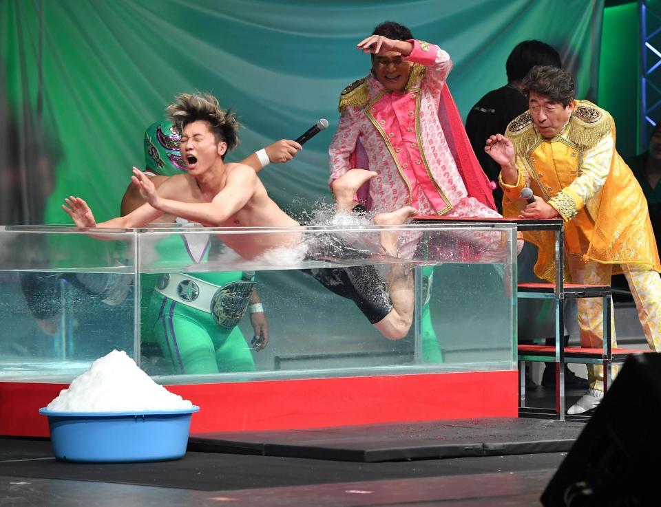 　（右から）寺門ジモンと肥後克広に熱湯風呂に落とされる後上翔太＝都内（撮影・出月俊成）