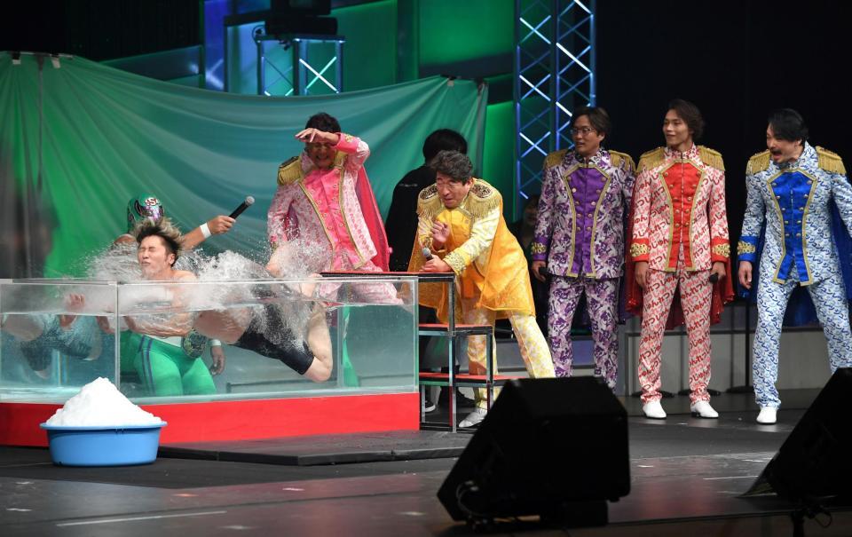 　熱湯風呂に落とされる後上翔太（左端）と見守る（右から）小田井涼平、白川裕二郎、酒井一圭、寺門ジモン、肥後克広＝都内（撮影・出月俊成）