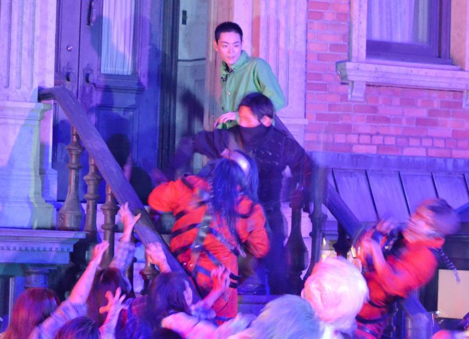 　ＵＳＪの超元気特区長に就任し、３年ぶりに復活した秋の期間限定イベント「ハロウィーン・ホラー・ナイト」でゾンビに襲われる菅田将暉