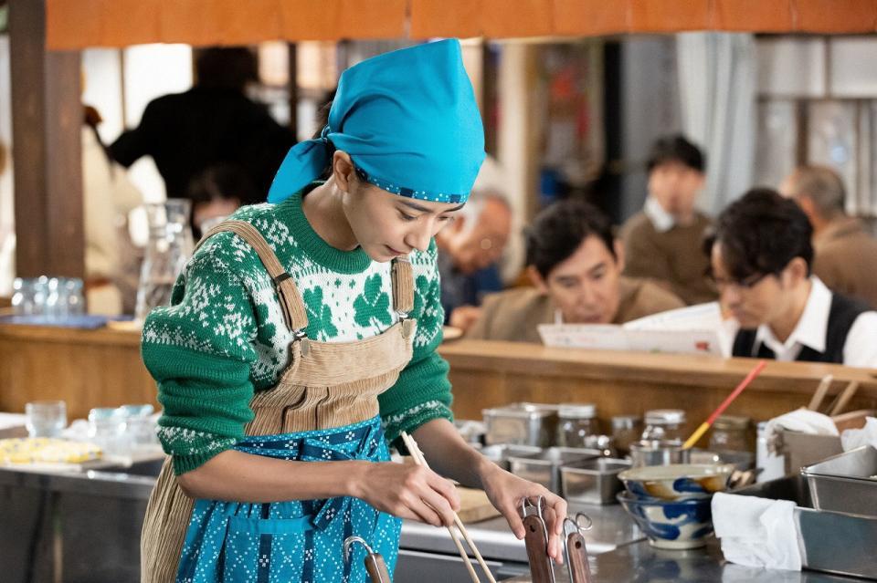 再開させた店で腕をふるう暢子（黒島結菜）