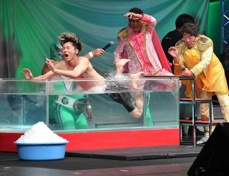 　寺門ジモン（右）と肥後克広（中央）に熱湯風呂へ落とされる後上翔太（撮影・出月俊成）