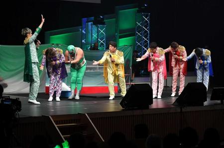 　お約束の「どうぞどうぞ」も披露