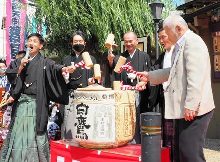 　鏡開きを行う（左から）桂米団治、月亭遊方、笑福亭仁智、大阪天満宮・寺井種治宮司、上方落語支援の会・盛岡淑郎理事長