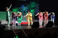 　お約束の「どうぞどうぞ」も披露