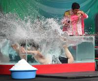 　豪快に熱湯風呂に落とされる後上翔太。右は肥後克広（撮影・出月俊成）