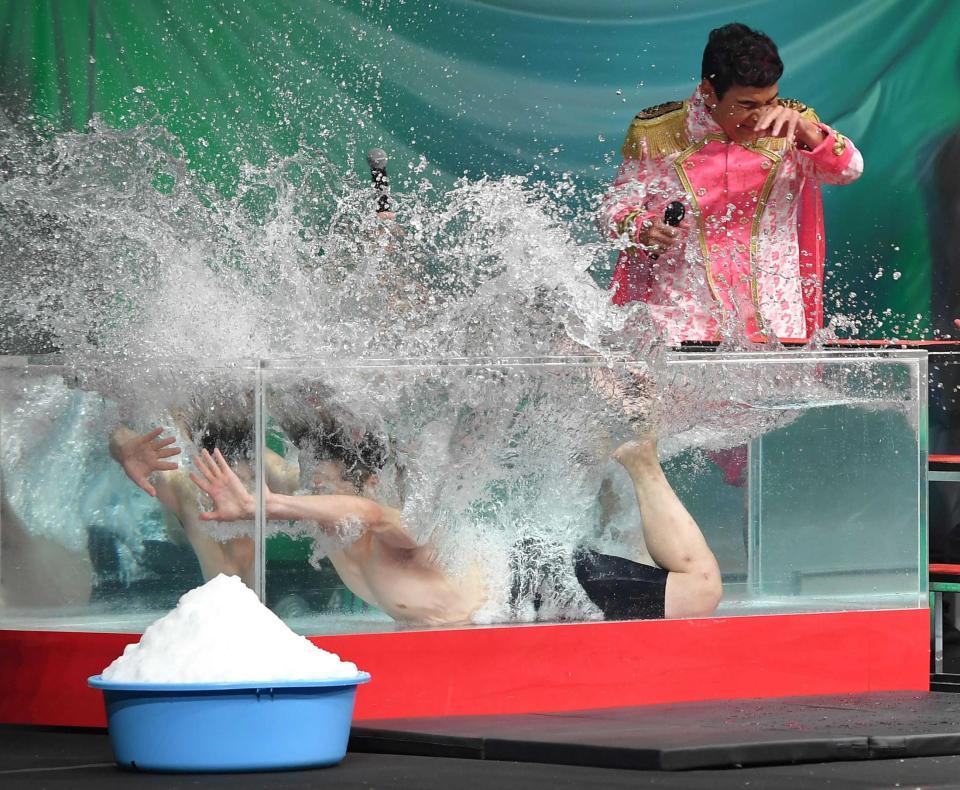 　豪快に熱湯風呂に落とされる後上翔太。右は肥後克広（撮影・出月俊成）