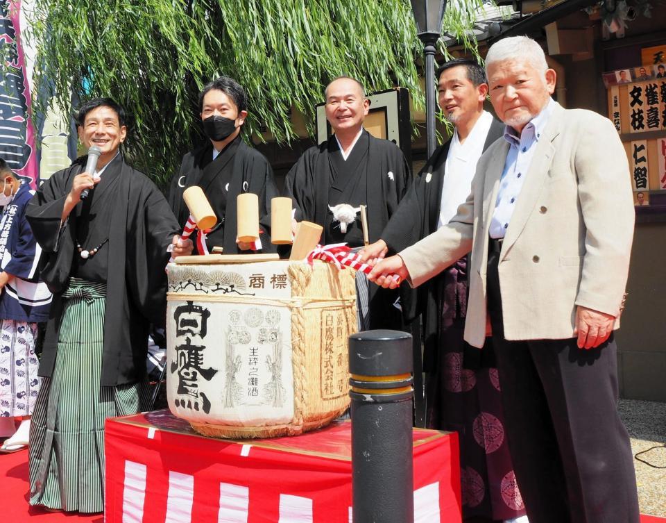 　鏡開きを行う（左から）桂米団治、月亭遊方、笑福亭仁智、大阪天満宮・寺井種治宮司、上方落語支援の会・盛岡淑郎理事長