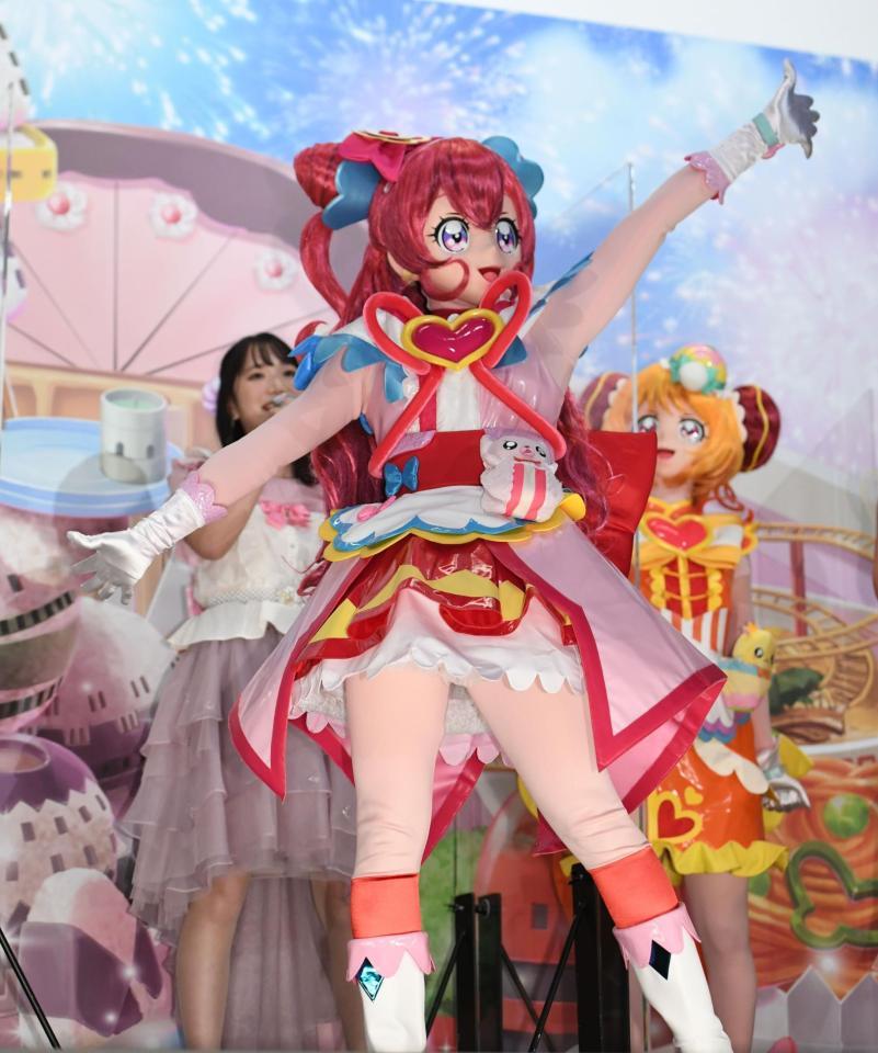 　完成披露イベントであいさつするキャラクターのキュアプレシャス（手前）と声優の菱川花菜＝東京・丸の内ＴＯＥＩ（撮影・開出牧）