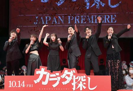 　元気に盛り上がる（左から）醍醐虎汰朗、山本舞香、橋本環奈、眞栄田郷敦、神尾楓珠、横田真悠（撮影・金田祐二）