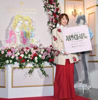 　「誕生５０周年記念　ベルサイユのばら展-ベルばらは永遠に-」のオープニングセレモニーに登場した高橋愛（撮影・佐々木彰尚）