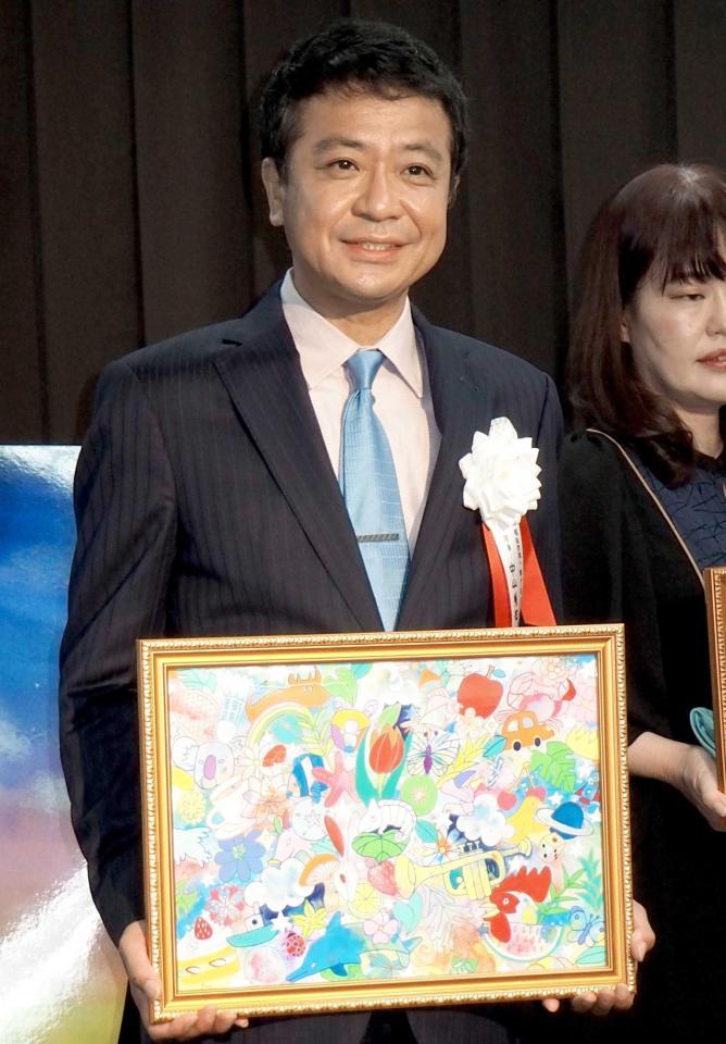 　パラリンアートコンテスト表彰式に出席した中山秀征