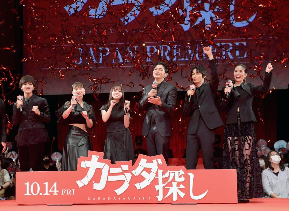 　紙テープが舞う中、盛り上がる（左から）醍醐虎汰朗、山本舞香、橋本環奈、眞栄田郷敦、神尾楓珠、横田真悠＝東京・品川インターシティホール（撮影・金田祐二）