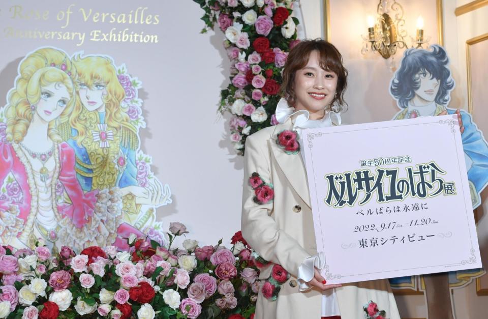 　「誕生５０周年記念　ベルサイユのばら展-ベルばらは永遠に-」のオープニングセレモニーに登場した高橋愛（撮影・佐々木彰尚）