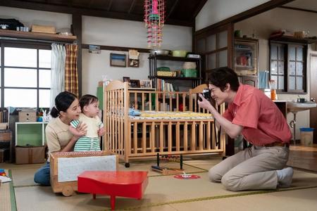 暢子（黒島結菜）と息子・健彦の写真を撮る和彦（宮沢氷魚）