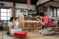 暢子（黒島結菜）と息子・健彦の写真を撮る和彦（宮沢氷魚）