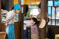 自分の店で子供と話す暢子（黒島結菜・左）、多江（長野里美）