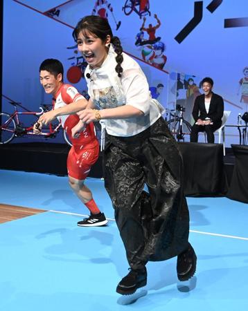 　武井壮（右後ろ）が見守る中、パラ自転車日本代表の川本翔大（左）とけんけんで対決する渡邉美穂（撮影・高石航平）