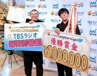 　優勝した金の国・渡部おにぎり（左）と桃沢健輔（２０２１年１０月１６日撮影）