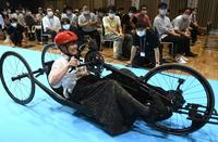 　パラスポーツ用の手こぎ自転車に挑戦する渡邉美穂（撮影・高石航平）