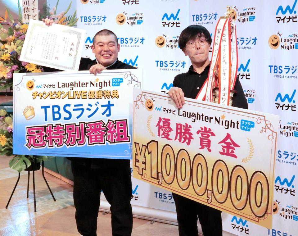 　優勝した金の国・渡部おにぎり（左）と桃沢健輔（２０２１年１０月１６日撮影）