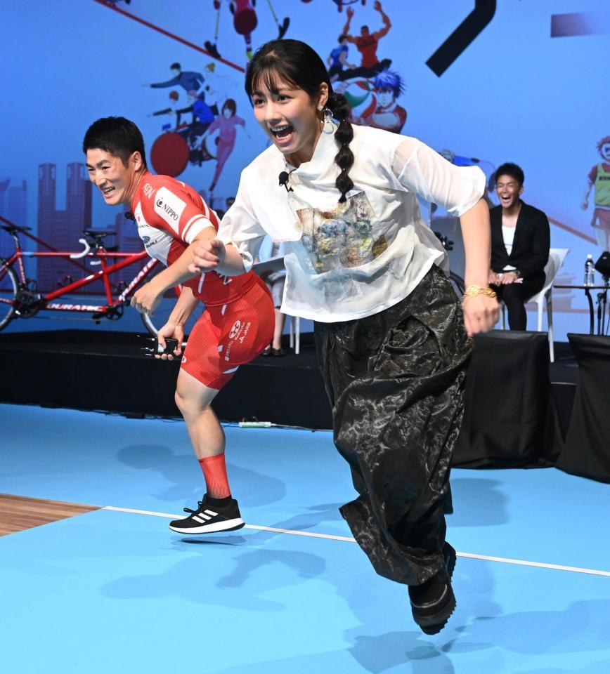 　武井壮（右後ろ）が見守る中、パラ自転車日本代表の川本翔大（左）とけんけんで対決する渡邉美穂（撮影・高石航平）