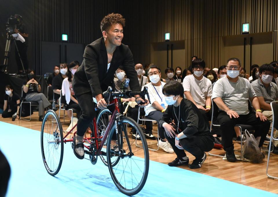 　パラスポーツ用の三輪車で視聴者の前を走る武井壮（撮影・高石航平）