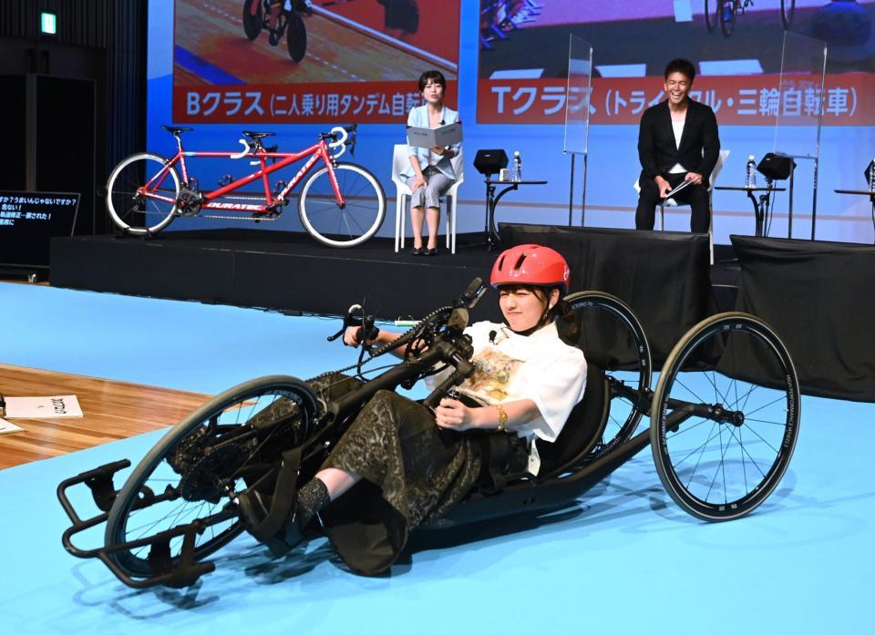　武井壮（右後ろ）が見守る中、パラスポーツ用の手こぎ自転車に挑戦する渡邉美穂（撮影・高石航平）