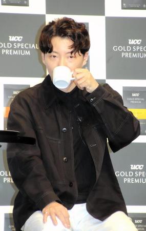 　新商品のコーヒーを味わう星野源＝東京・表参道