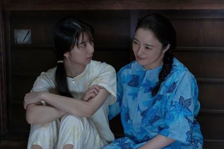 歌子（上白石萌歌・左）をそっと励ます母・優子（仲間由紀恵）