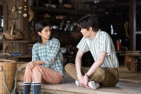 縁側で話し込む暢子（黒島結菜）と和彦（宮沢氷魚）