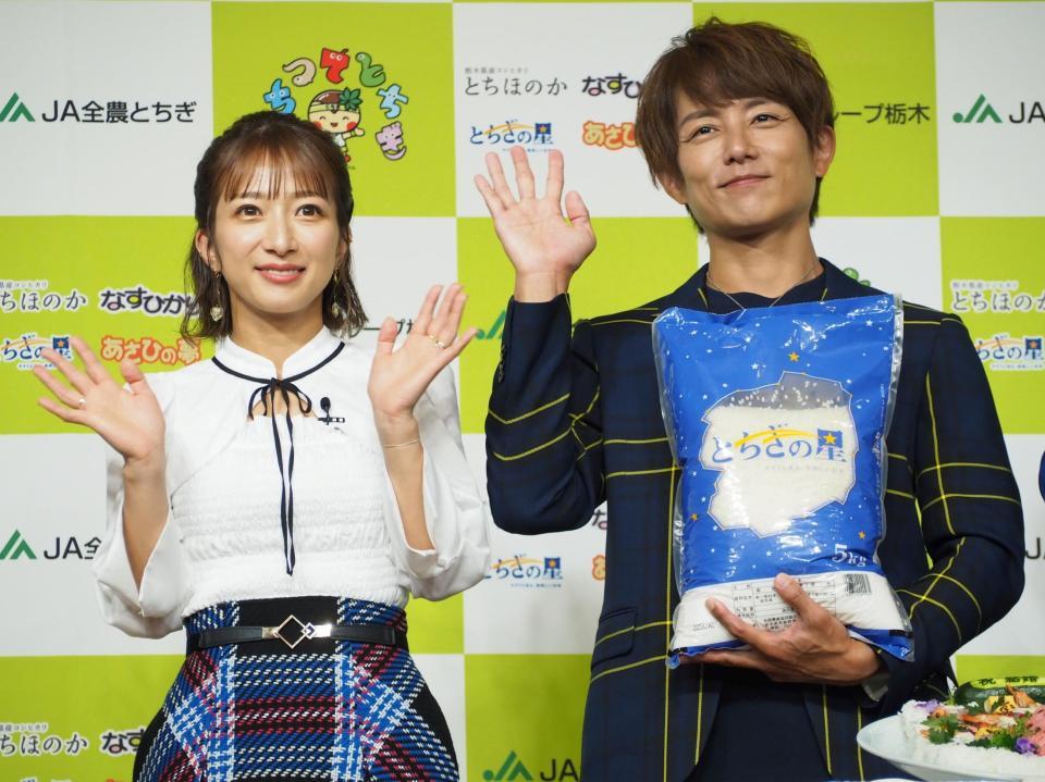 Ｊ　Ａ全農とちぎ「栃木米アンバサダーお披露目会」にゲスト出演した辻希美（左）と杉浦太陽夫妻