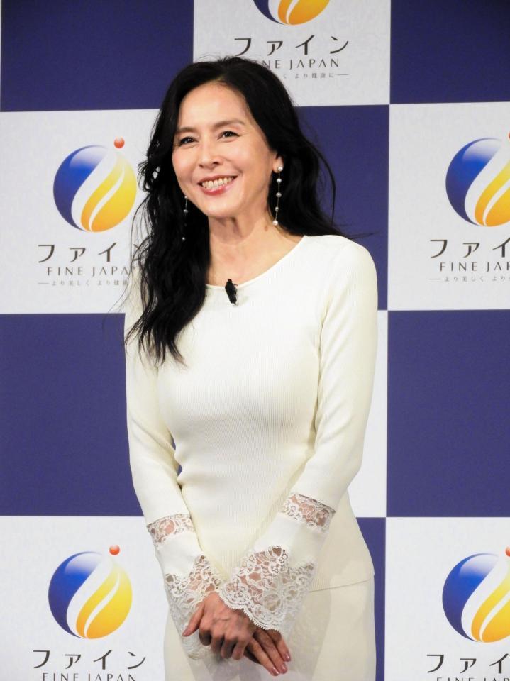 　白のタイトワンピース姿で美の秘けつを語る杉本彩＝都内