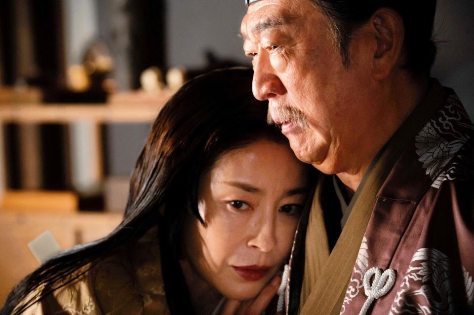 　北条館にて。ある企みを時政にけしかけるりく＝ＮＨＫ「鎌倉殿の１３人」第３７回から