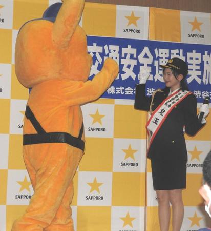 　ピーポくんと即席のポーズを決める兒玉遥＝東京都内