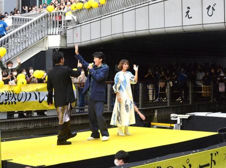 　トークイベントを終え船上から観客に手を振る（左から）北村一輝、福山雅治、柴咲コウ（撮影・和田康志）
