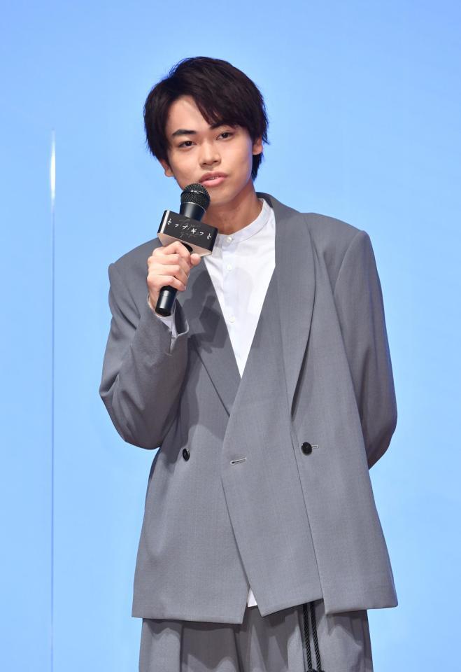 　イベントでトークする菅生新樹＝ヒルトン東京（撮影・西岡正）