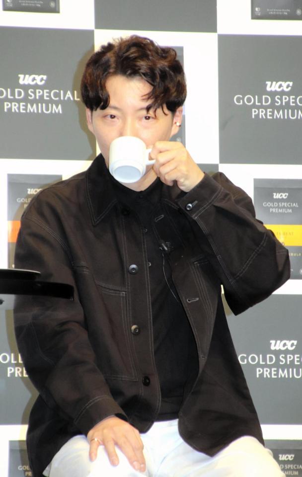 　新商品のコーヒーを味わう星野源＝東京・表参道