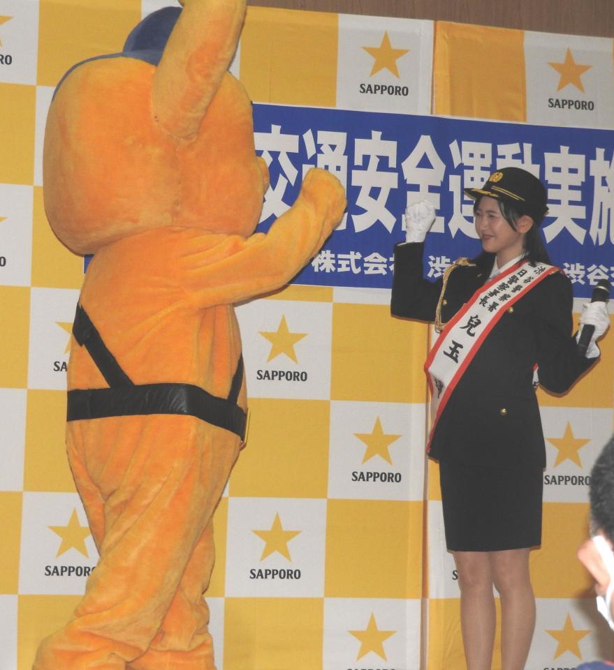 　ピーポくんと即席のポーズを決める兒玉遥＝東京都内