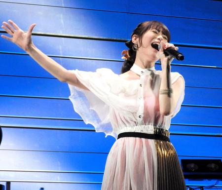 　初コンサートで熱唱する唯月ふうか