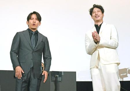 　客席の反応に驚く岡田准一（左）と坂口健太郎（撮影・三好信也）