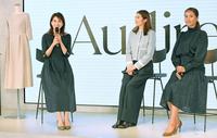 　（右から）前川彩香氏、有末麻祐子に試着の感想を聞く郡司アナ（撮影・三好信也）