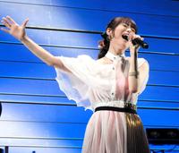 　初コンサートで熱唱する唯月ふうか